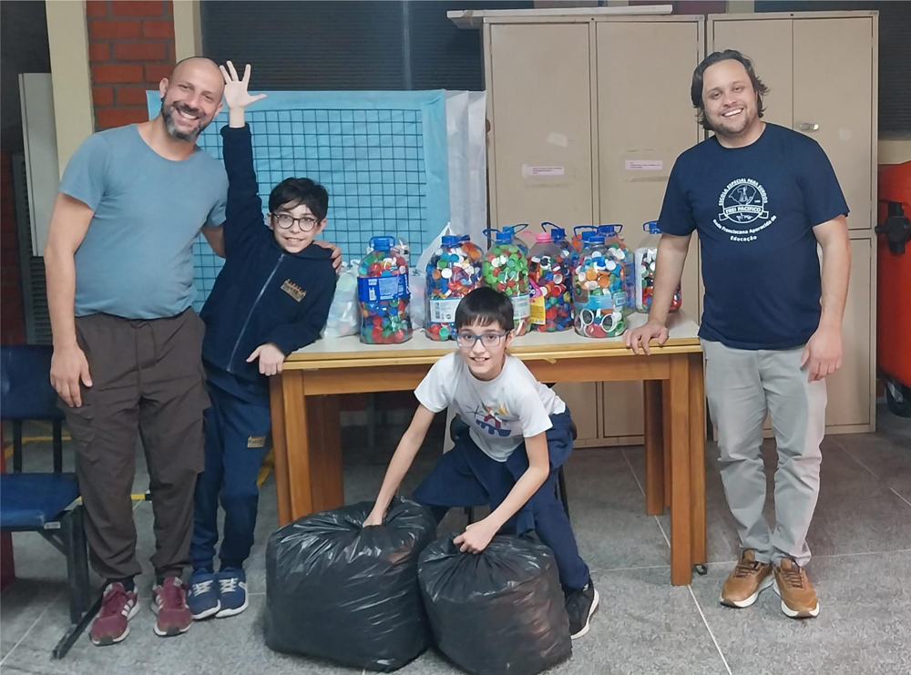 Entrega das tampinhas para a escola de surdos Frei Pacífico